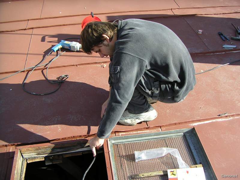 Úprava a zajištění vikýře, který nám slouží k přístupu k zařízením sítě umístěným na střeše obecního úřadu.