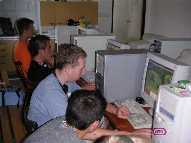Počítačoví nadšenci se občas sejdou, spojí své počítače do sítě a hrají síťové počítačové hry. Po vybudování místní bezdrátové sítě mají však možnost tyto turnaje pořádat také z domu.