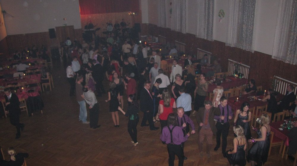 Taneční parket byl po většinu plesu zaplněn: