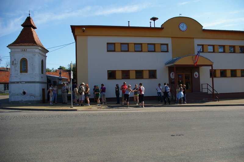 Sraz účastníků ve středu obce u kulturního domu