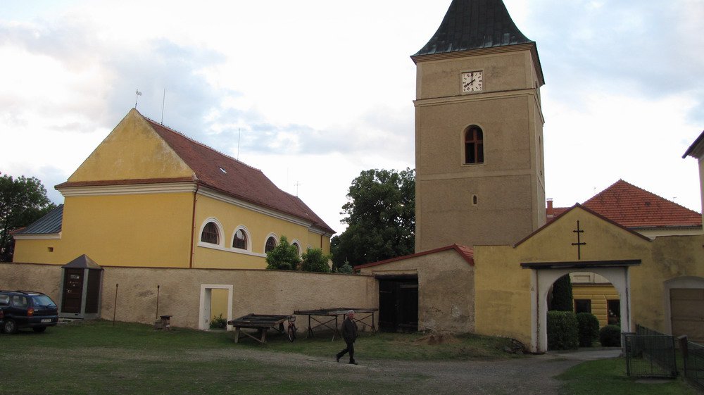 Pohled na kostel a věž z farního dvora: