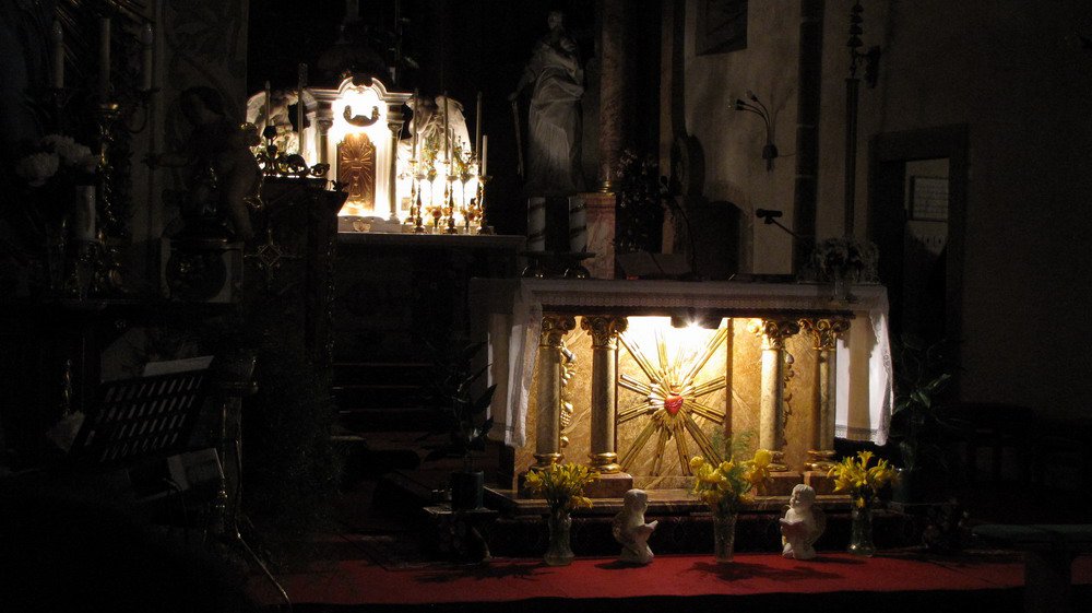 Po zhasnutí světel zůstal osvětlený jen oltář..
