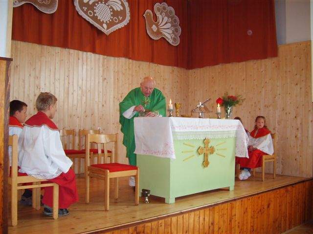 Zahájena byla v 11 hodin mši svatou v kulturním domě Senorady.