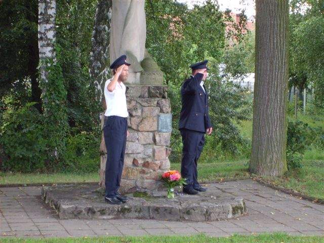 Položení květin k pomníku obětem 1. světové války.