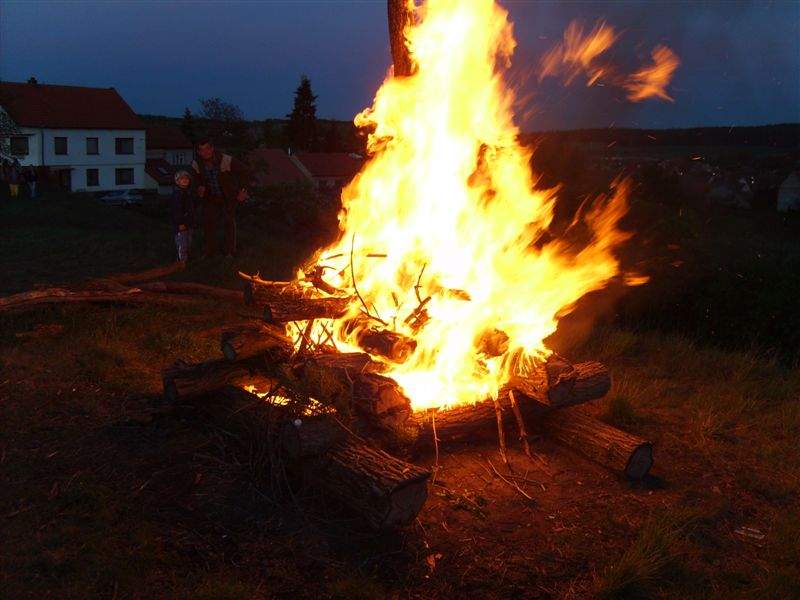 Suché dřevo pohltil mohutný plamen, šahal čarodějnici do půli ramen: