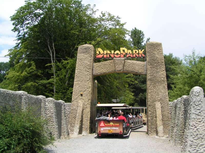 Vjezd do DinoParku. 