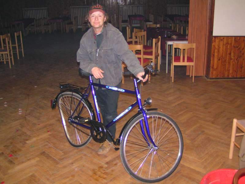 BOREC NAKONEC :V úplném závěru plesu, se dostavil na reklamaci pracovník firmy Velamos tzv. bicyklmeisterman a slíbil kolo opravit ve vlastní režii :-))