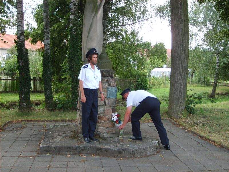 V parku naproti požární zbrojnici byla položena kytice k pomníku obětem 1. světové války: 