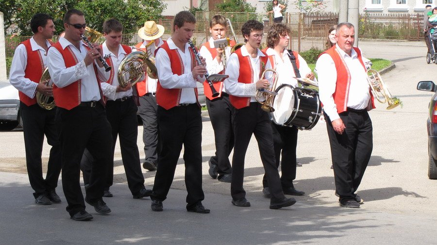 K tanci a pochodu hrála dechová kapela Skaláci:
