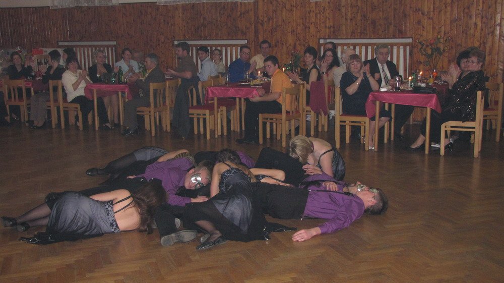 A je jasné, že takové předtančení tanečníky trochu unaví :)