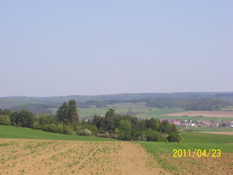 Pohled z Biskoupských kopců na obec Senorady přes Kozének: 