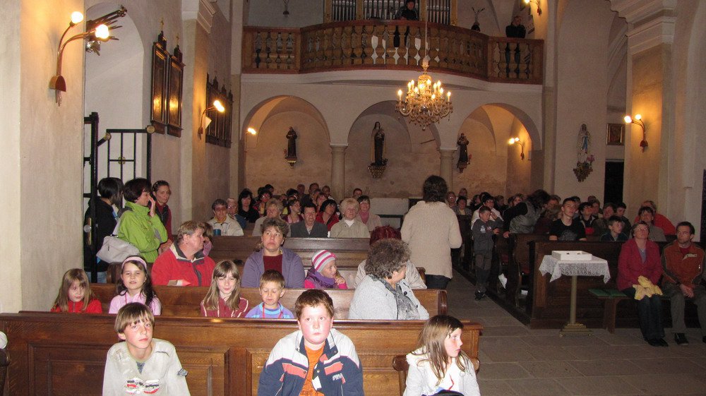 Ale to se už v hlavní lodi kostela připravovalo divadlo ze života svatých: