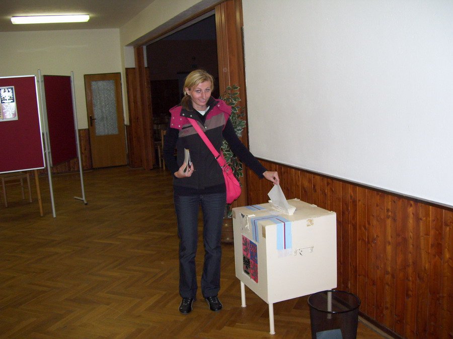 3) ..a nakonec vhození obálky do volební urny: