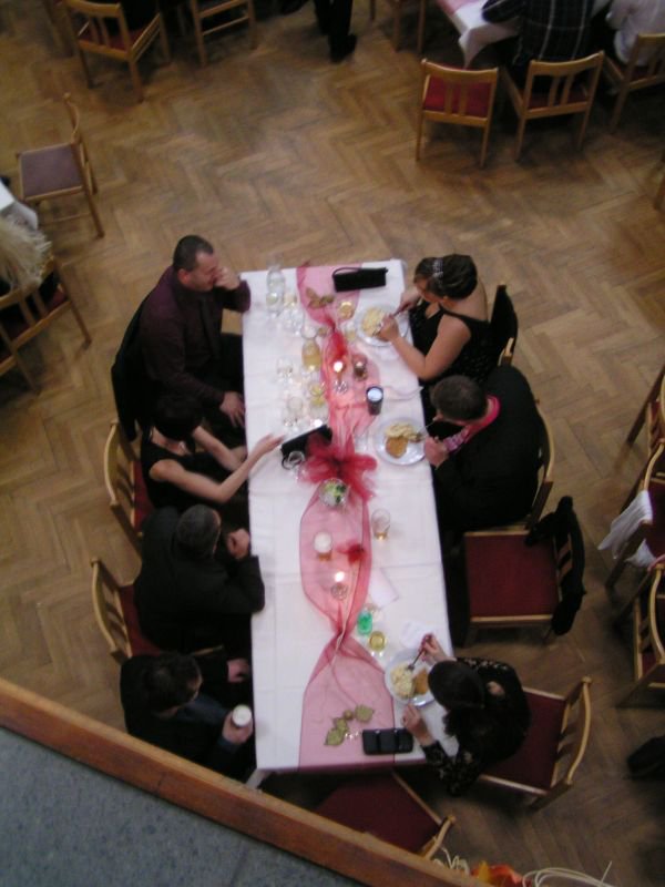 Vyhládlí návštěvníci z chudého kraje Vysočina ocenili možnost večeře v podobě řízku a salátu :-)