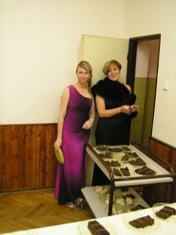 Krájení dortů bylo letos neveřejné...na snímku moderátorka plesu s autorkou dortů /D+D/.-)